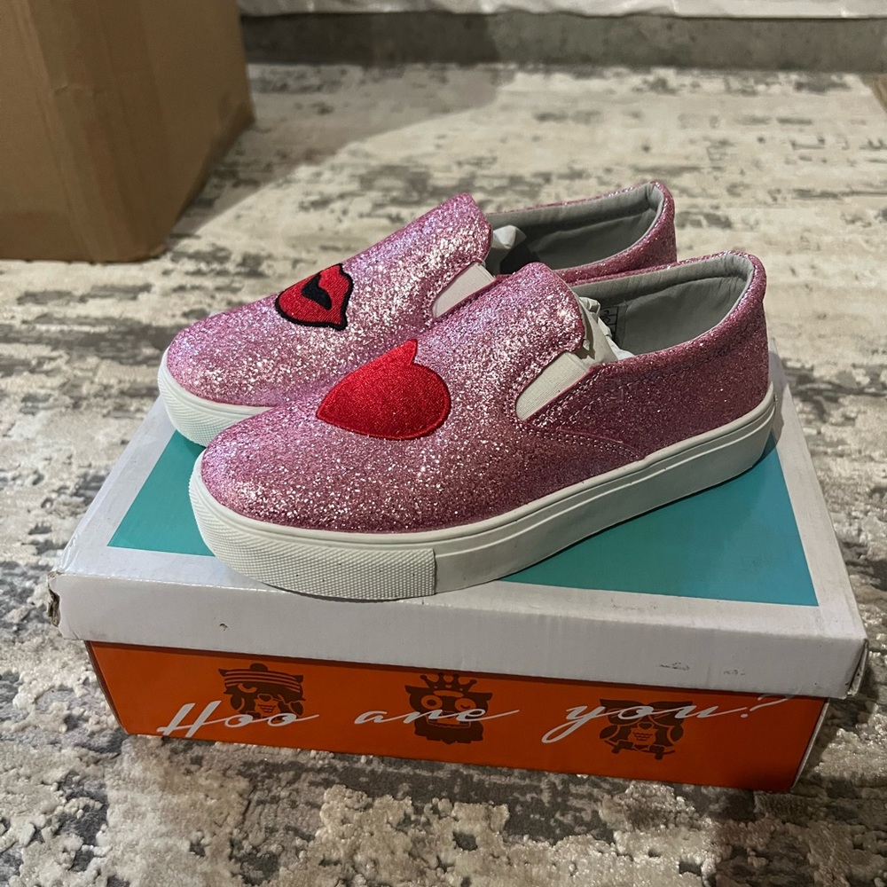 NIB HOO Pink Ruby Heart & Lips Glitter Slip On Sneakers Size 3 Big Kids